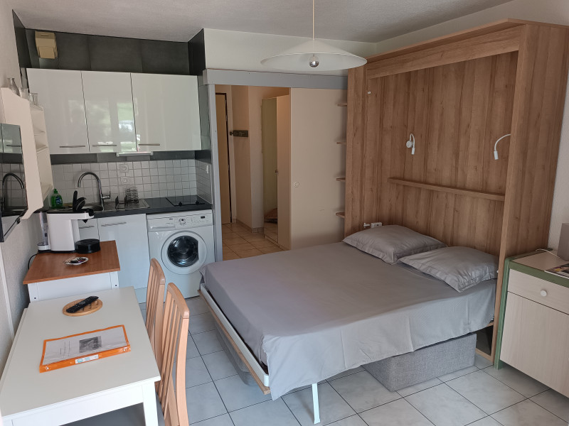 Salon - version nuit - Studio Thermotel n°105 - © uriage-studios.com Salon - version nuit - Studio Thermotel n°105