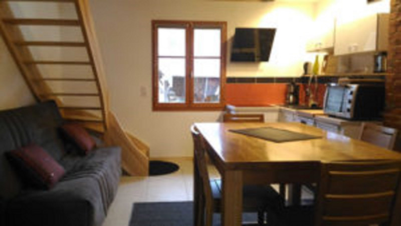 salon coin cuisine - © gîte sous les Trois Pics salon coin cuisine