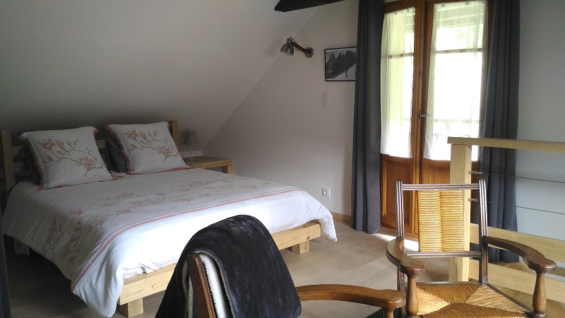 Chambre - © Gîte sous les trois pics Chambre
