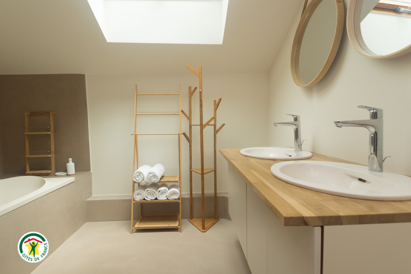 Salle d'eau et baignoire, WC indépendant