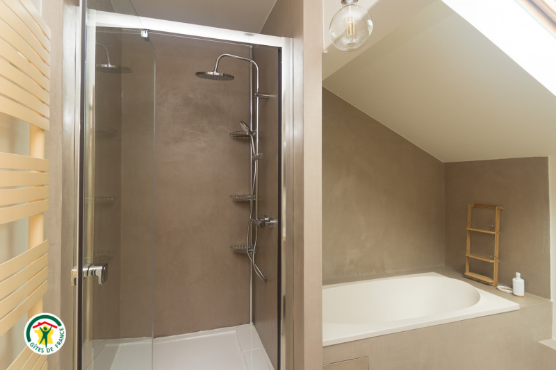 Salle d'eau et baignoire, WC indépendant