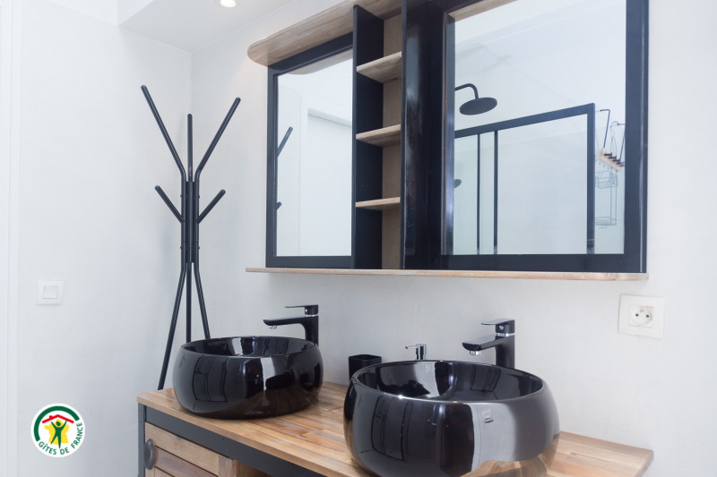 Salle d'eau accessible aux Chambres 3 & 4