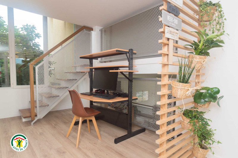 Halle d'entrée et bureau pour le télétravail