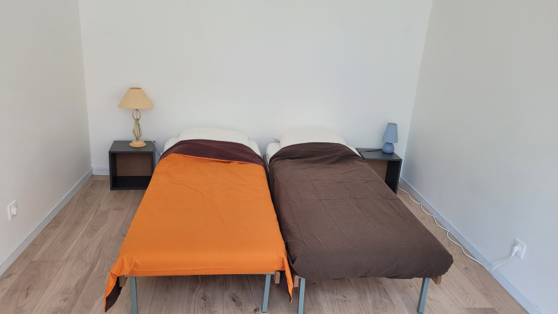 Chambre avec deux lits simples - Maison N°54 - © Gaëtan Dutoy Chambre avec deux lits simples - Maison N°54