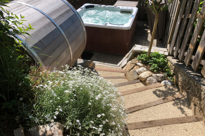 Escaliers donnant sur la piscine chauffée - © Clévacances Escaliers donnant sur la piscine chauffée