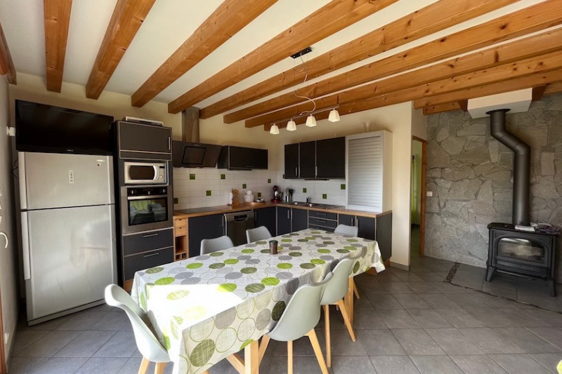 pièce principale - cuisine aménagée - © Clévacances pièce principale - cuisine aménagée