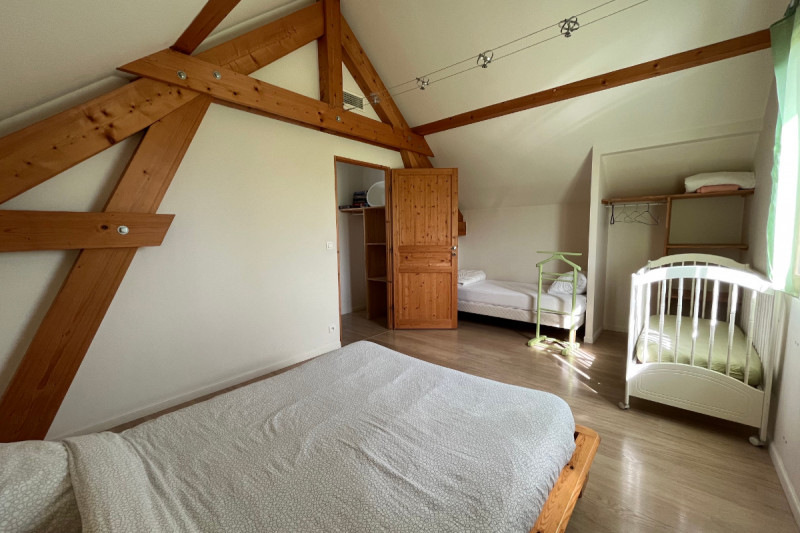 chambre avec lit bébé et lit simple - © Clévacances chambre avec lit bébé et lit simple