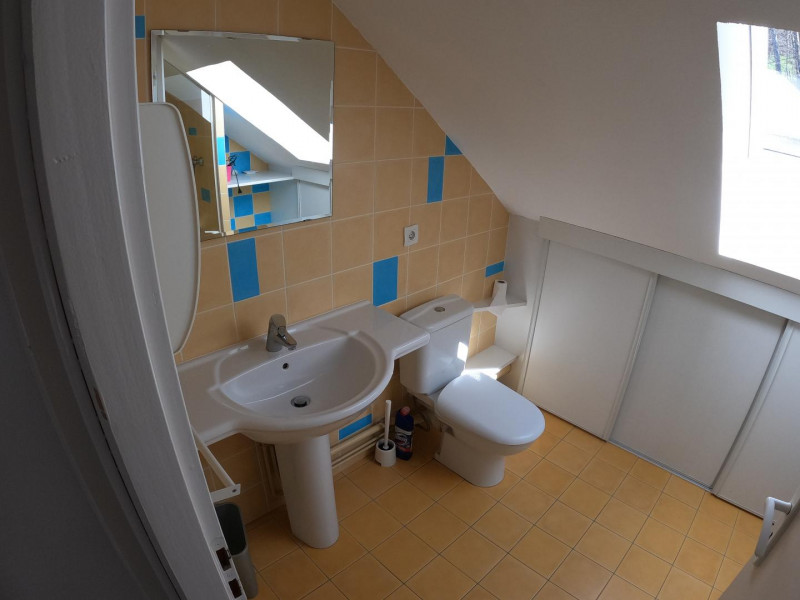 Salle de bain au premier étage, avec douche.