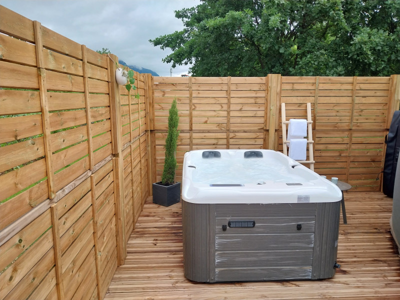 Spa privatif vue sur les montagnes - © Rucat Spa privatif vue sur les montagnes