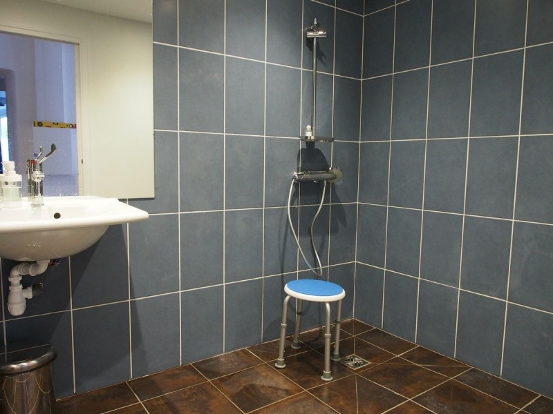 Rez-de-chaussée : salle de bain adaptée handicap PMR - © Gîtes de France Rez-de-chaussée : salle de bain adaptée handicap PMR