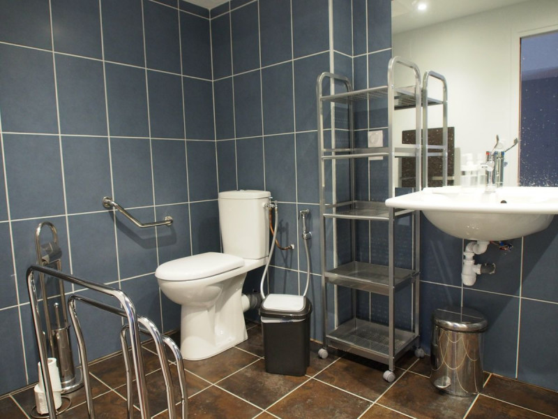 Rez-de-chaussée : salle de bain 01, adaptée PMR - © Henry Meilhac Rez-de-chaussée : salle de bain 01, adaptée PMR