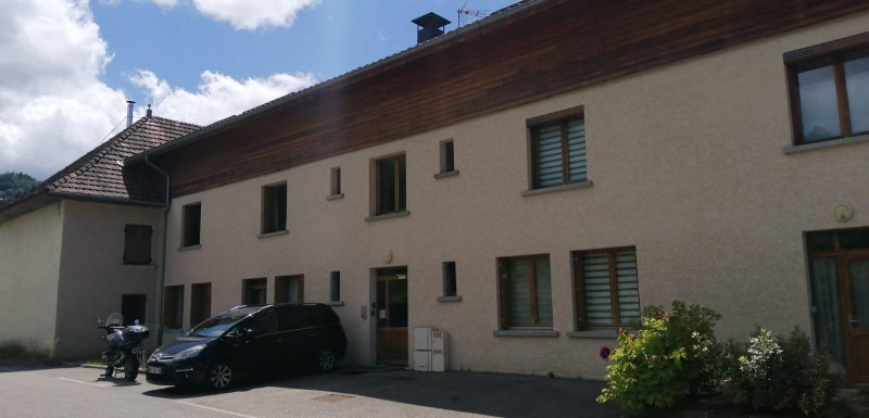 Appartement de plein pied. Cuisine, sdb et wc côté route.