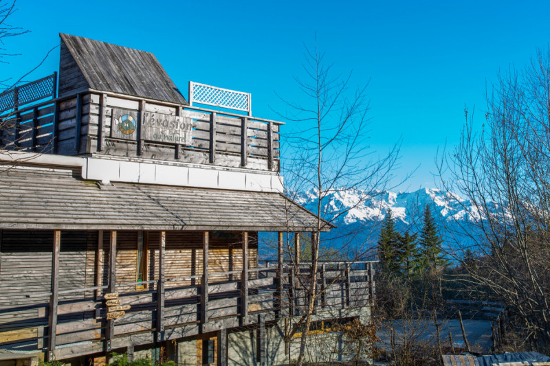Evasion au Naturel - Balcon de Marcieu - vue sur la salle d'activité et la terrasse des bains norvégiens-  col de Marcieu en Chartreuse