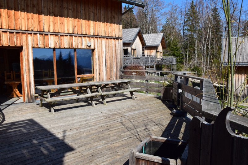 Évasion au Naturel - Balcon de Marcieu - la terrasse et les extérieurs du gite de groupe -   col de Marcieu en Chartreuse