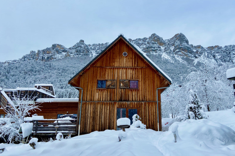 Evasion au Naturel - Balcon de Marcieu - vue sur le gite de groupe avec en arrière plan la chartreuse -  col de Marcieu en Chartreuse