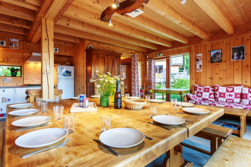 Evasion au Naturel - Balcon de Marcieu - coin salle à manger du gite de groupe -  col de Marcieu en Chartreuse