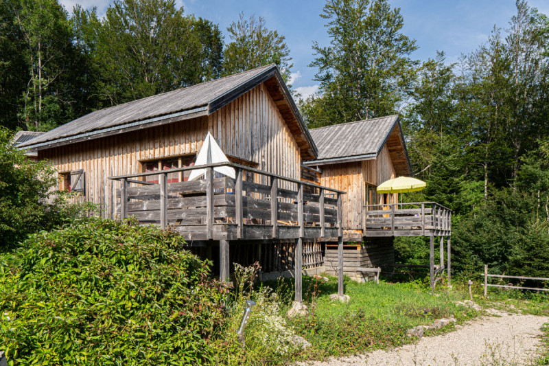 Chalet Eté vu de face au premier plan avec à côté le chalet jumelé Hiver
