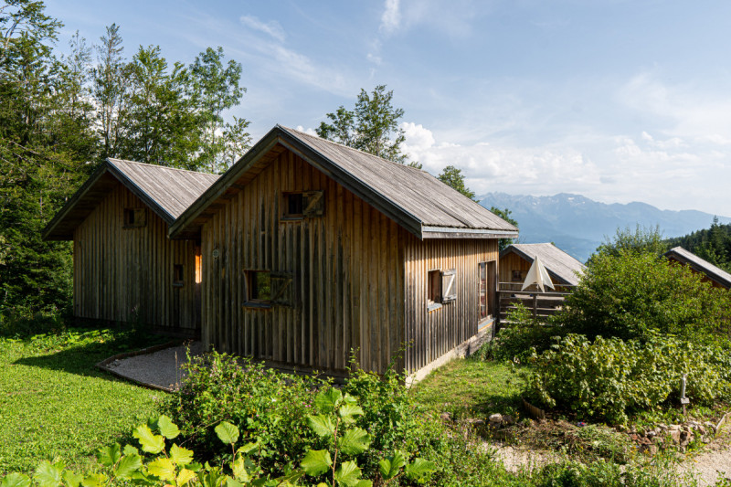 Accès au chalet (vue de derrière)
