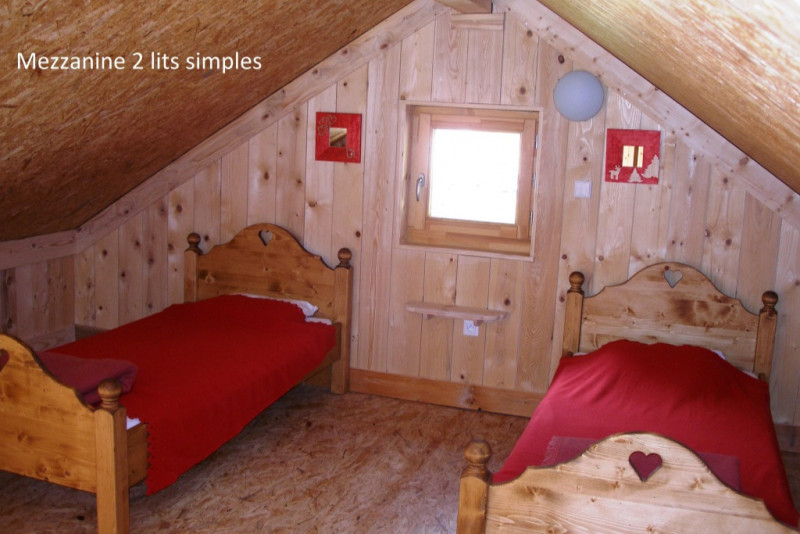 Mezzanine du chalet avec deux lits simples