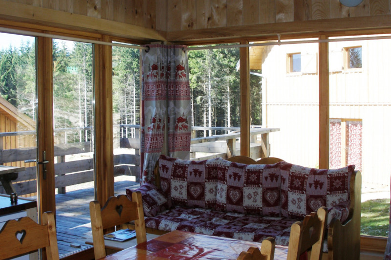 Séjour du chalet avec les baies vitrées