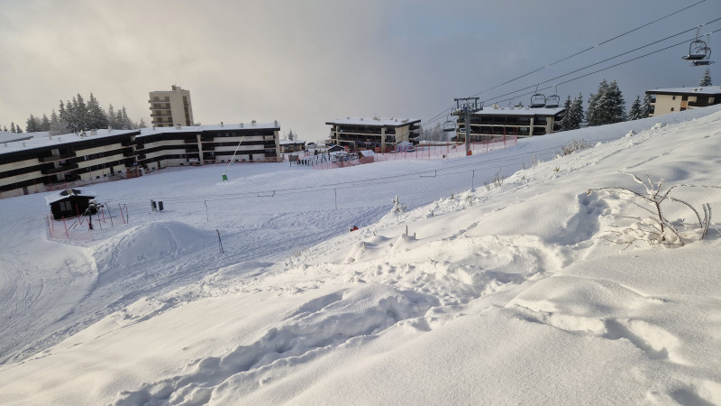 Pistes derrière l'immeuble