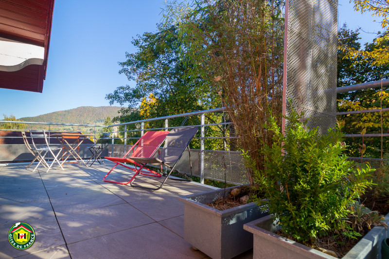 Nouveauté : une belle terrasse avec salon de jardin, transats, vue sur le village et les montagnes !! - © Gîtes de France Nouveauté : une belle terrasse avec salon de jardin, transats, vue sur le village et les montagnes !!