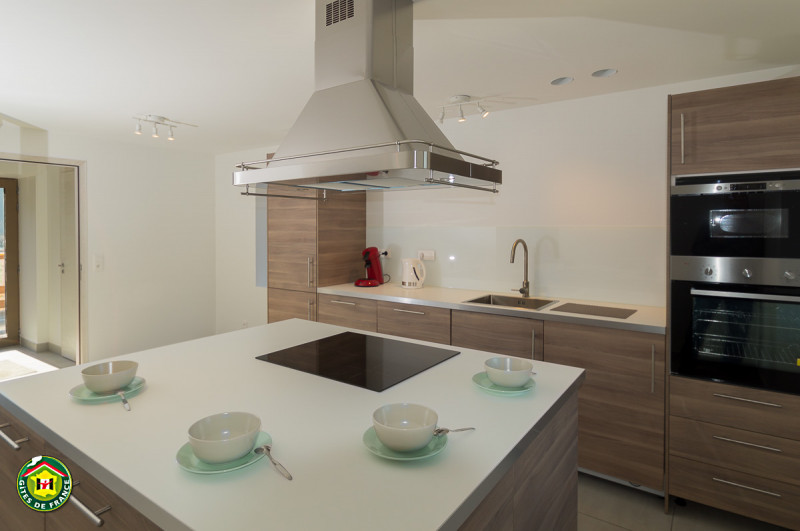 Belle cuisine lumineuse et toute équipée (induction, m.ondes, congélateur, four...) - © Gîtes de France Belle cuisine lumineuse et toute équipée (induction, m.ondes, congélateur, four...)