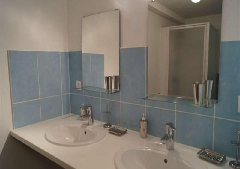 Premier étage : salle de bain n° 4 - © Gîtes de France Premier étage : salle de bain n° 4