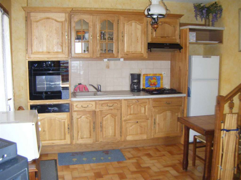 Cuisine: Four traditionnel, four micro-ondes, Plaque cuisinère gaz + électrique, réfrigérateur/congélateur, lave-vaisselle. Lave linge et sèche linge dans la buanderie (garage au sous-sol)