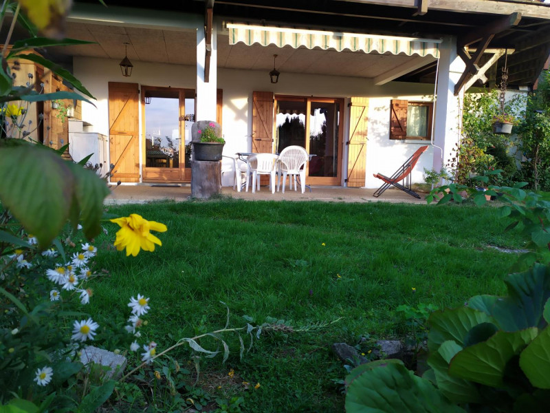 La terrasse et la partie jardin dédiée au gîte
