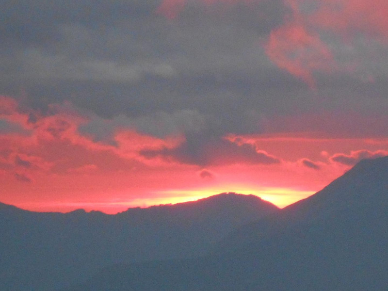 Vue sur le Vercors et la Chartreuse avec de flamboyants couchés de soleil