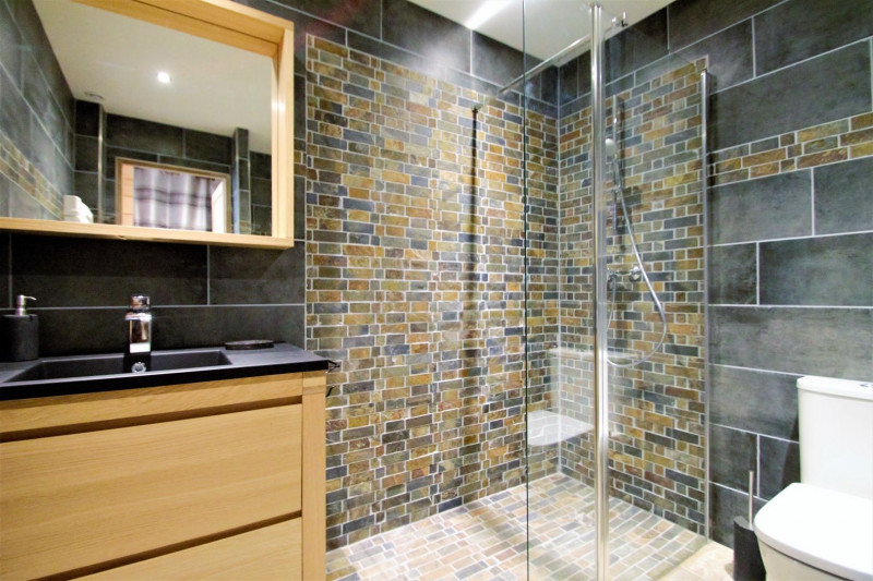 Salle d'eau douche italienne avec wc - © Gîtes de France Salle d'eau douche italienne avec wc