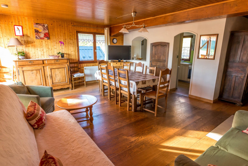 Salon salle à manger espace cuisine avec accès grande terrasse panoramique couverte - © Gîtes de France Salon salle à manger espace cuisine avec accès grande terrasse panoramique couverte