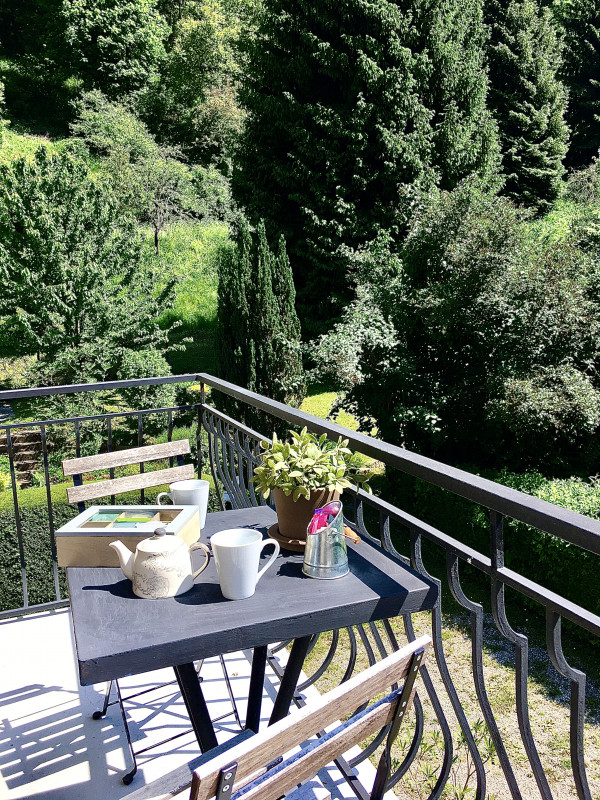 Balcon pour un petit café au soleil