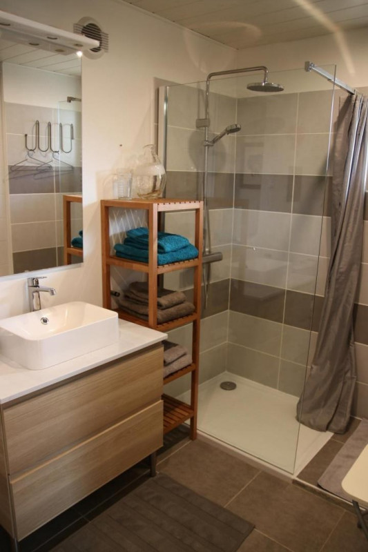 Salle de bain avec douche à l'italienne