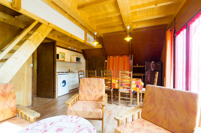 Salon, espace repas & cuisine ouvrant sur la terrasse.