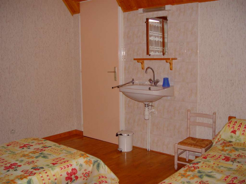 une des 5 Chambres , Avec un lavabo dans chaque chambre !