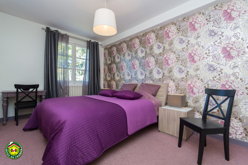 Lit grande taille de la chambre 1