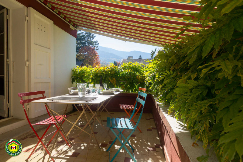 Repas sur la terrasse ensoleillée