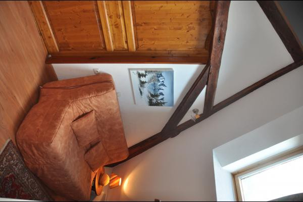 Grand jardin arboré et terrasse en bois privée panoramique