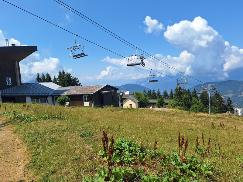 Le télésiège Les Tufs longe la résidence