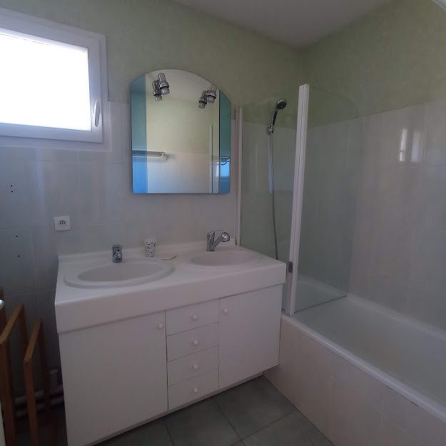 Salle de bain -Appartement Le Bréda - © MP COSTECALDE Salle de bain -Appartement Le Bréda