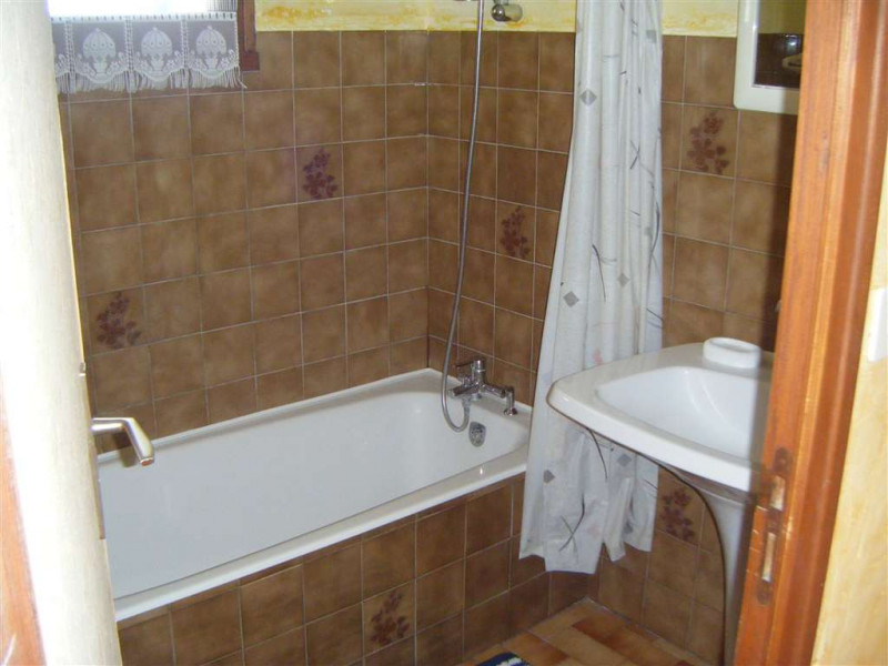 Salle de bain rez de chaussée: baignoire + lavabo. WC séparé.