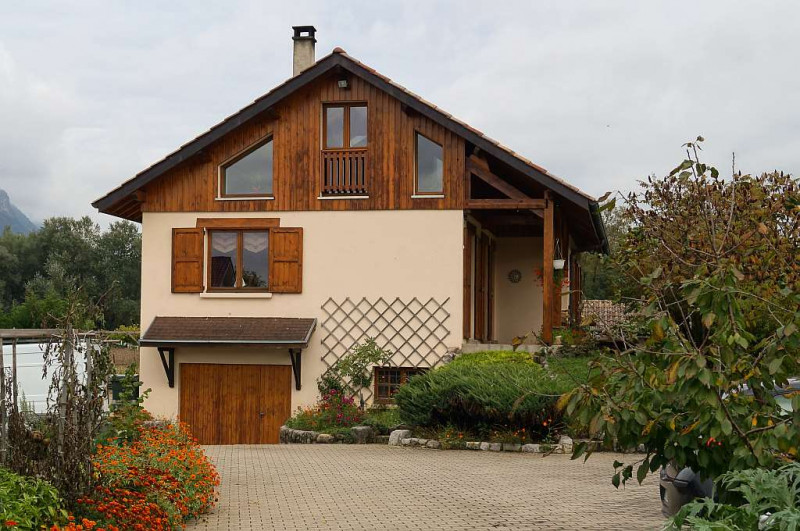 Gîte à l'étage, au séjour-cuisine très lumineux.