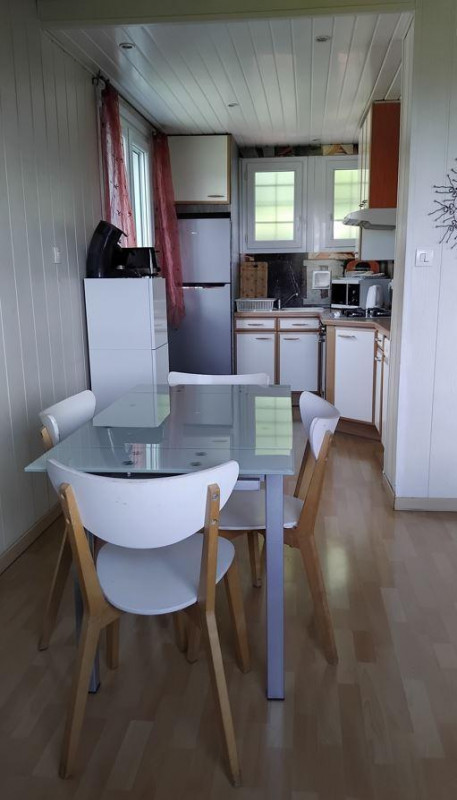 Table avec rallonge pouvant accueillir 6 personnes