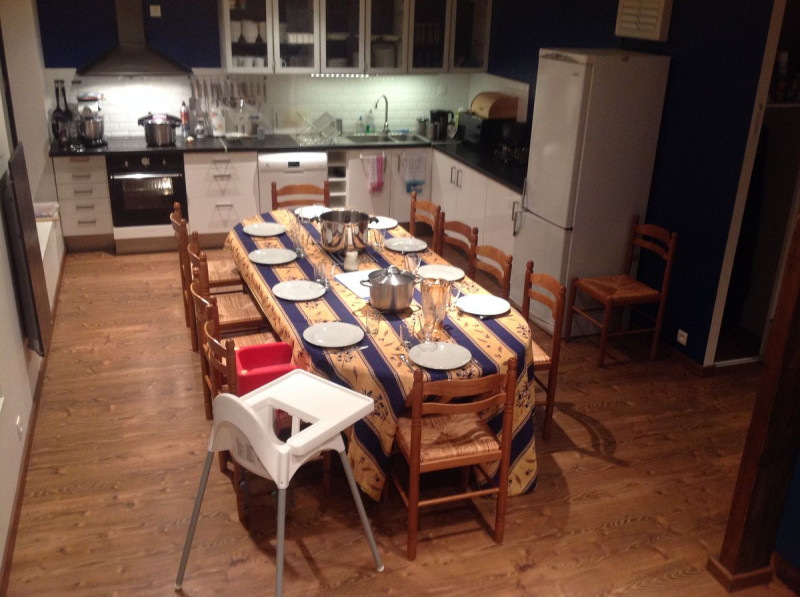 Premier étage : salle à manger, cuisine