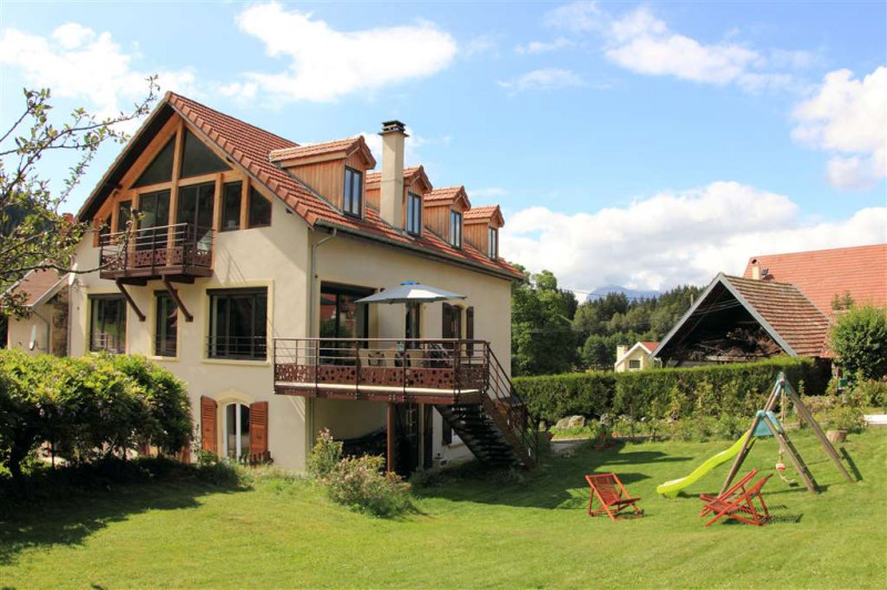 Le gîte de Belledonne, le jardin, les jeux d'enfants et la terasse - © Gîtes de France Le gîte de Belledonne, le jardin, les jeux d'enfants et la terasse