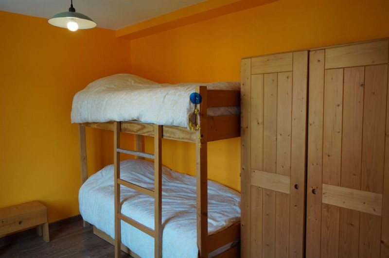 Chambre jaune du second - © Henry Meilhac Chambre jaune du second
