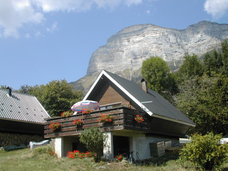 Le chalet avec La Dent de Crolles dans le Parc de Chartreuse