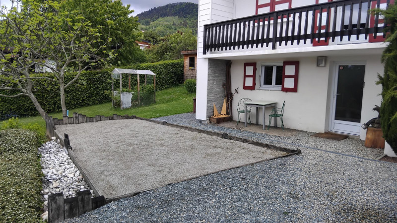 Terrain de boules et coin détente sous balcon. - © Gîtes de France Terrain de boules et coin détente sous balcon.